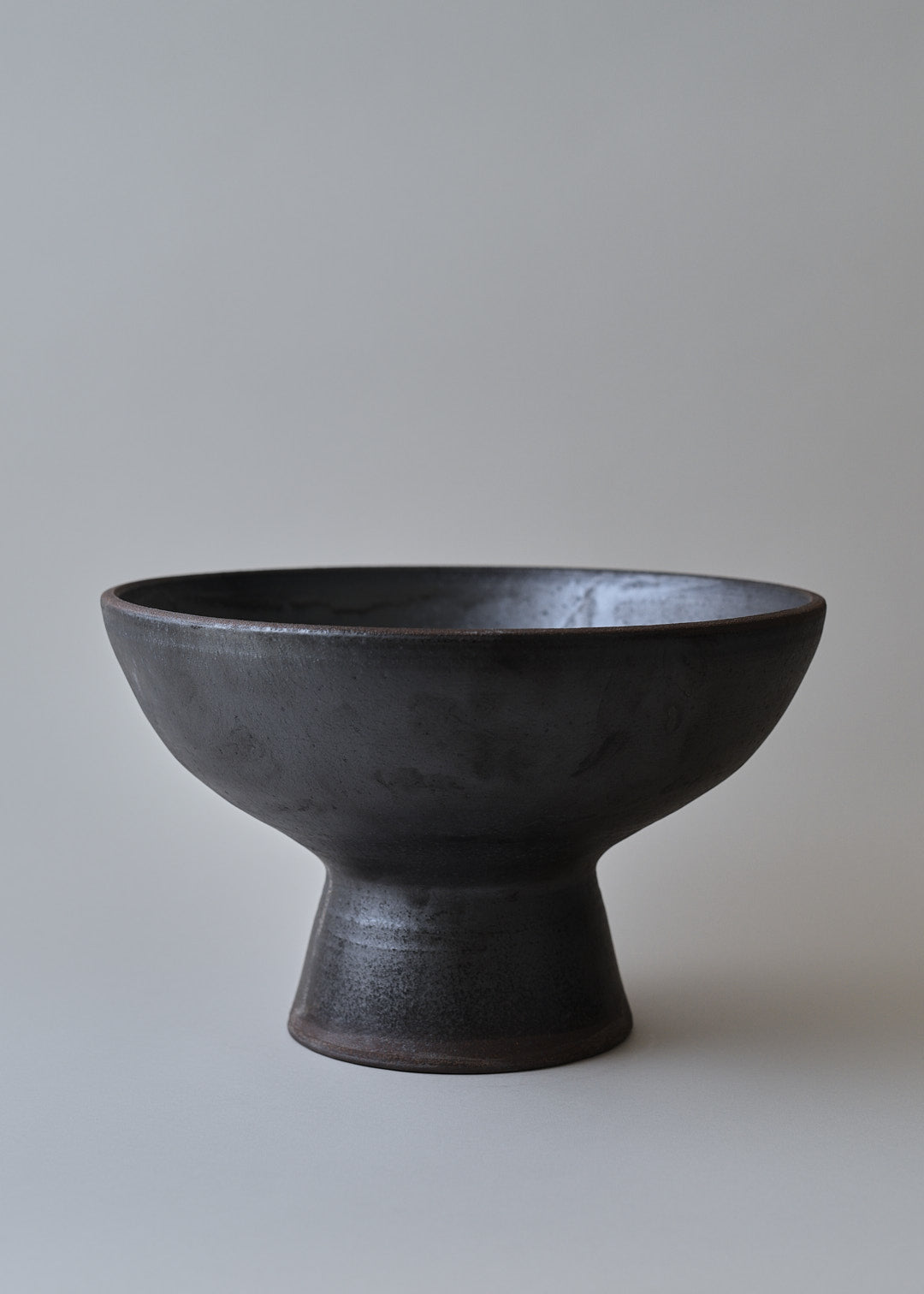 Large Footed Bowl in Iron Black No.2 - Victoria Morris Pottery