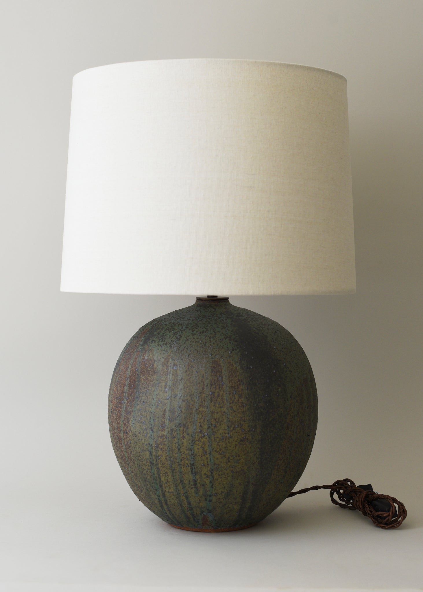 brunt ポールクランプ オリーブ Large Dimple Orb Lamp in Lichen - Victoria Morris Pottery