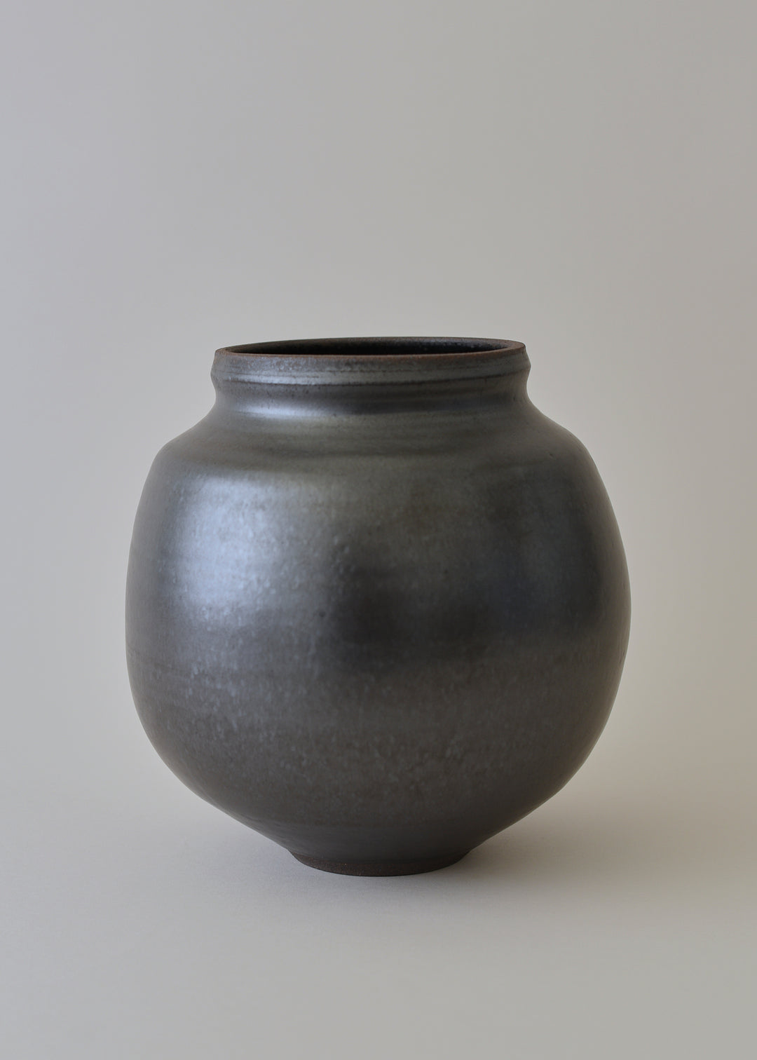 Round Vase in Iron Black - Victoria Morris Pottery
