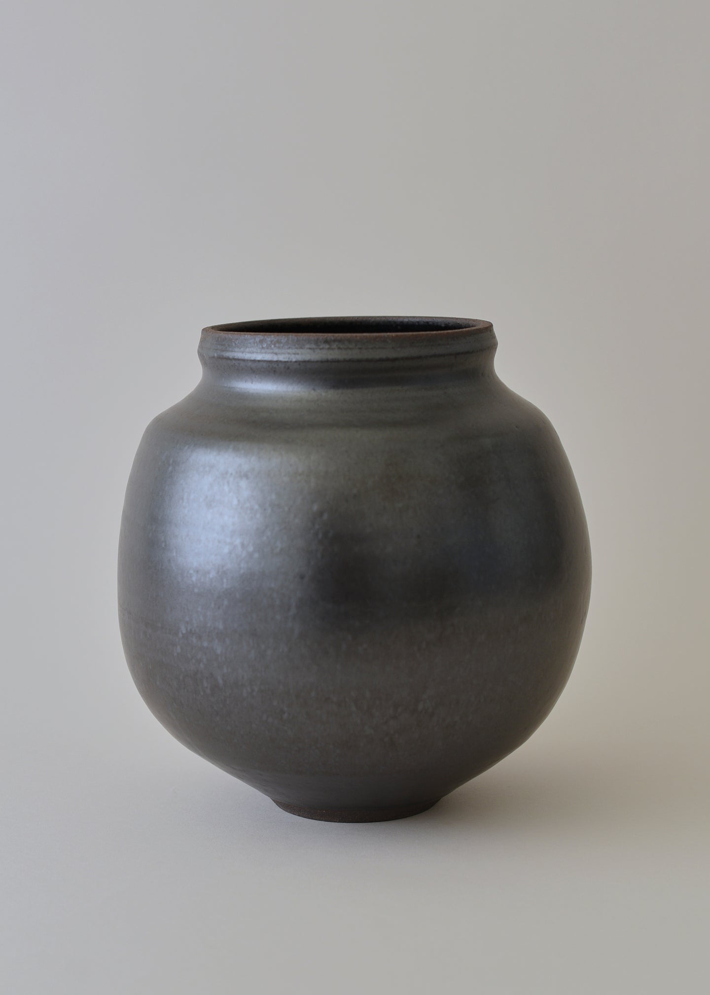 Round Vase in Iron Black - Victoria Morris Pottery