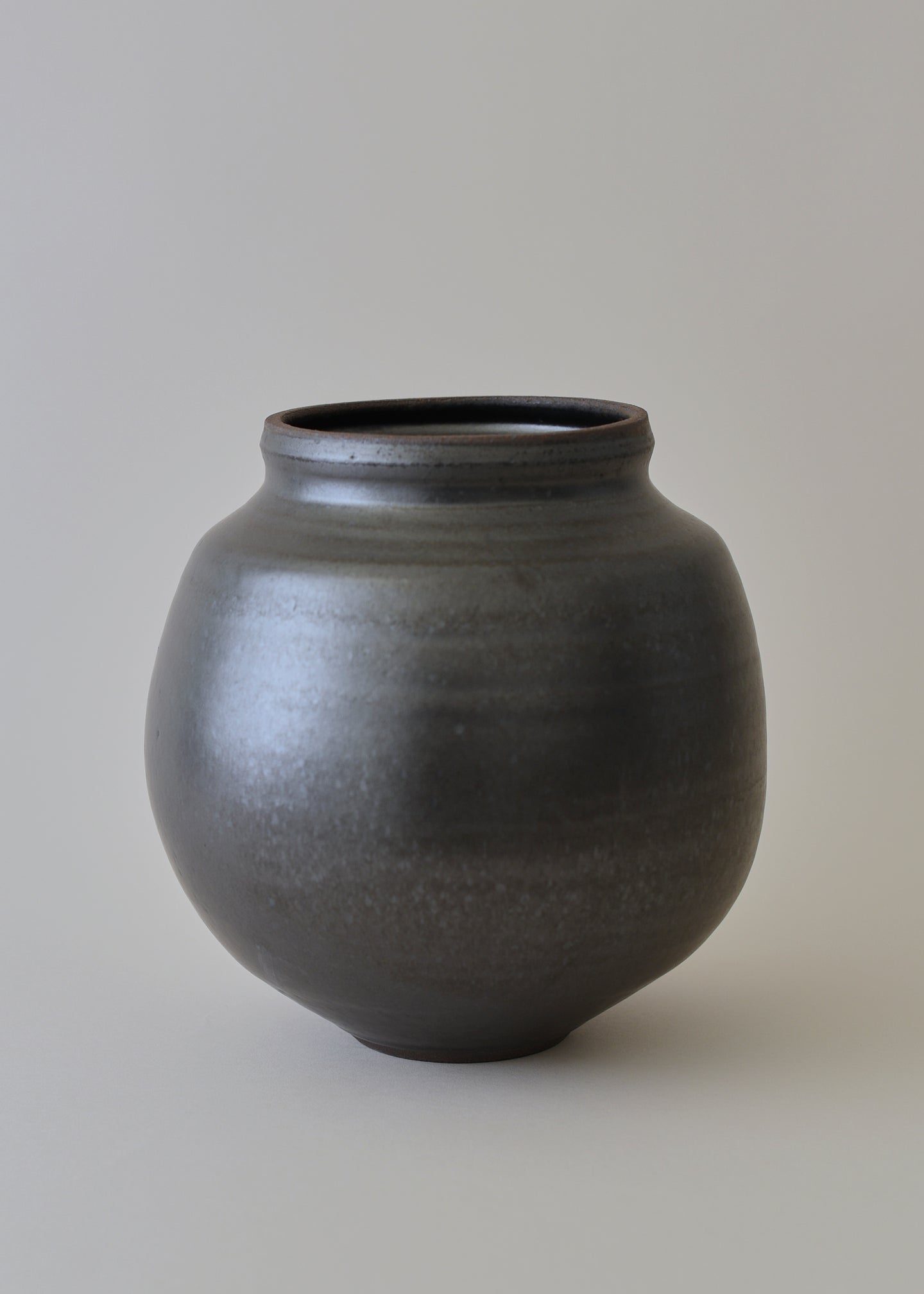 Round Vase in Iron Black - Victoria Morris Pottery