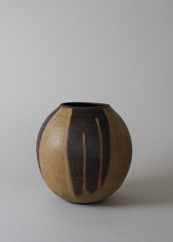 Medium Maru Vase in Live Oak - Victoria Morris Pottery
