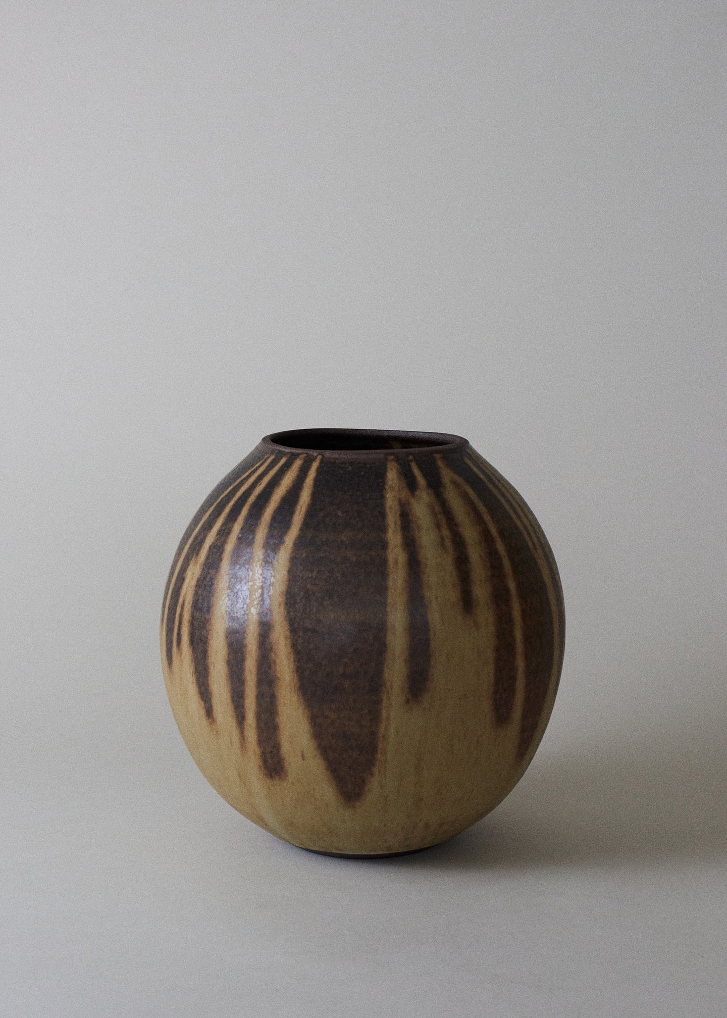 Medium Maru Vase in Live Oak - Victoria Morris Pottery