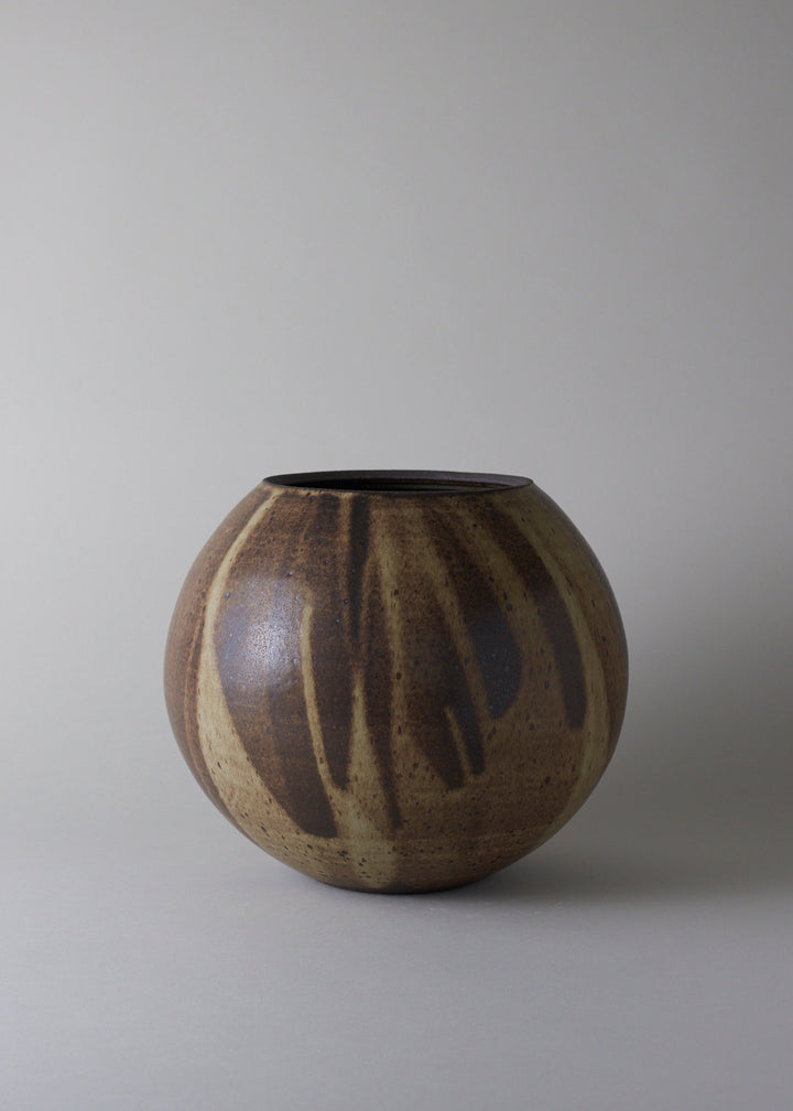 Maru Vase no. 1 in Live Oak - Victoria Morris Pottery