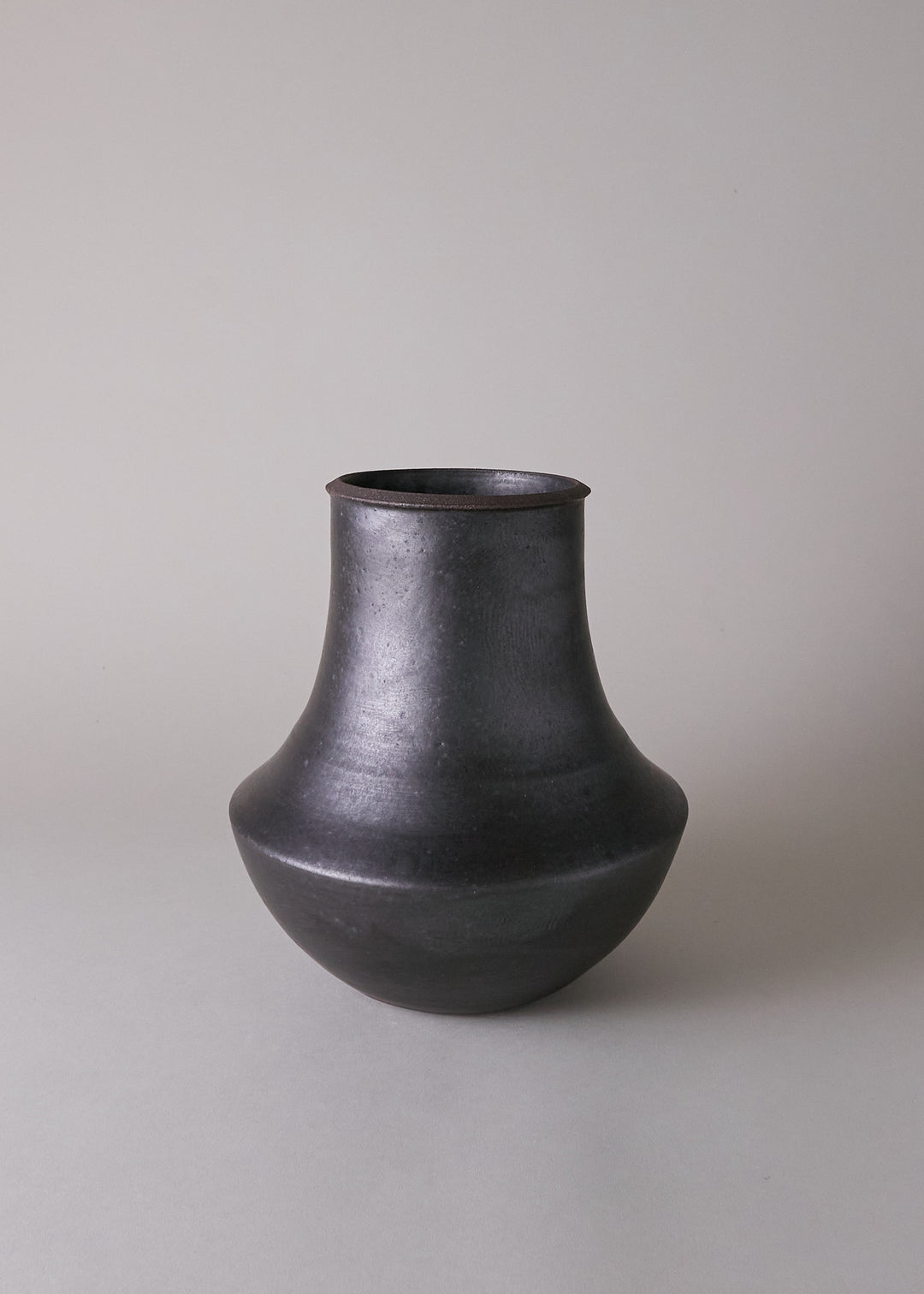 Pueblo Vase in Iron Black - Victoria Morris Pottery