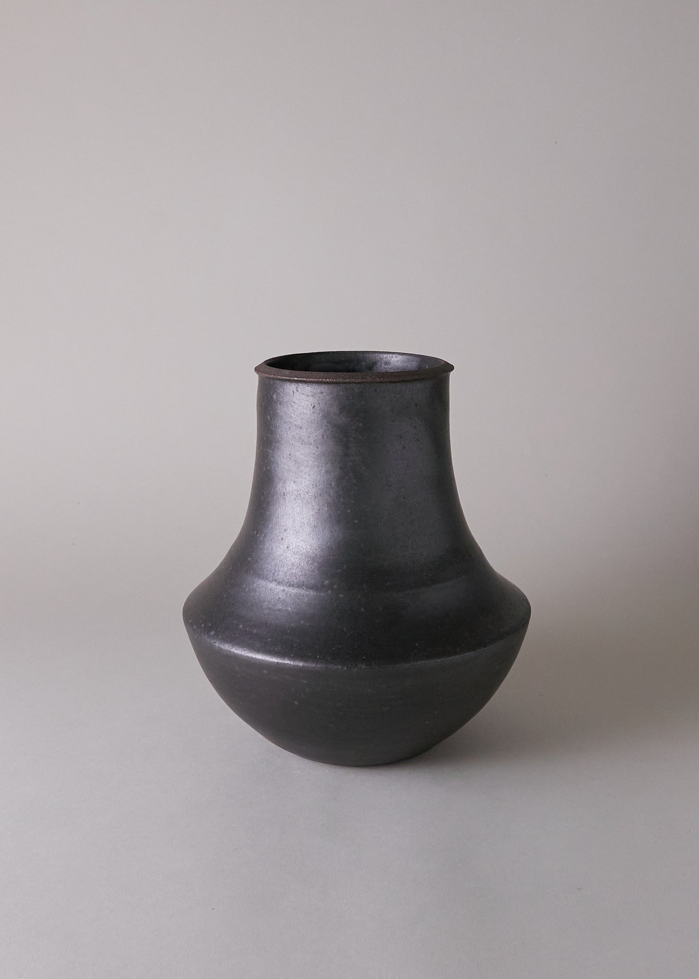 Pueblo Vase in Iron Black - Victoria Morris Pottery