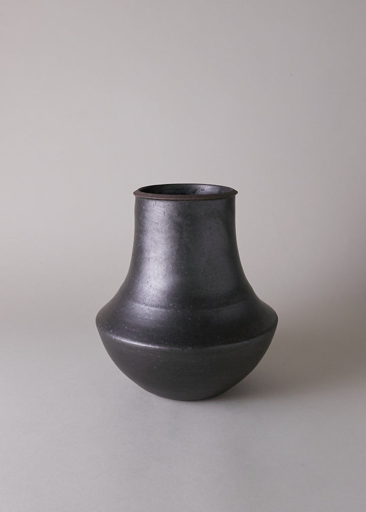 Pueblo Vase in Iron Black - Victoria Morris Pottery