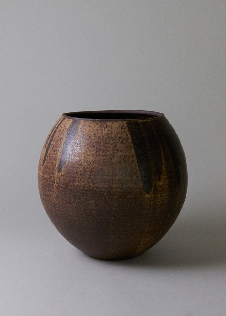 Maru Vase in Live Oak - Victoria Morris Pottery