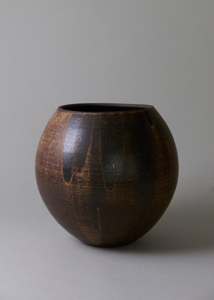 Maru Vase in Live Oak - Victoria Morris Pottery