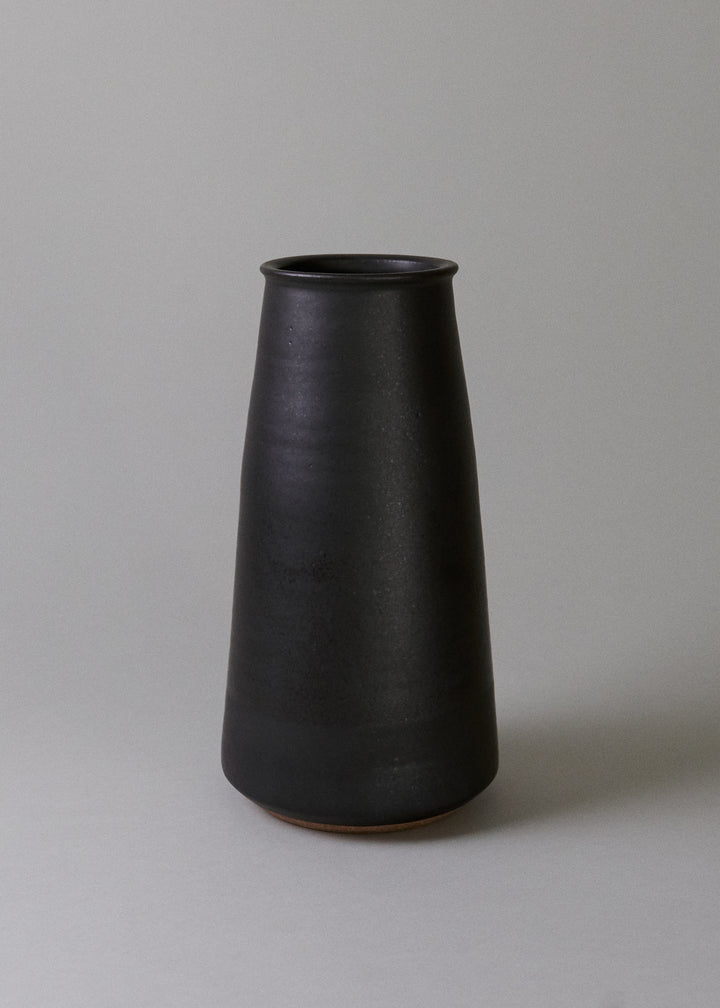Large Ridge Vase No.14 in Iron Black - Victoria Morris Pottery