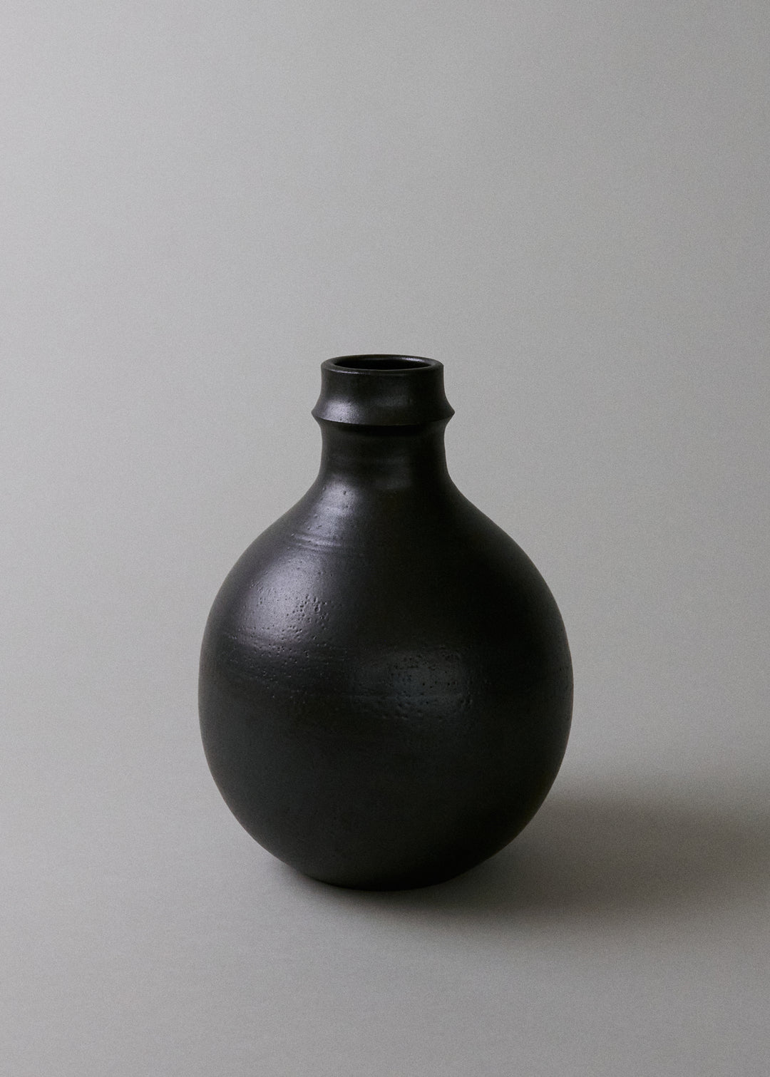 Ridge Rounded Vase in Obsidian - Victoria Morris Pottery